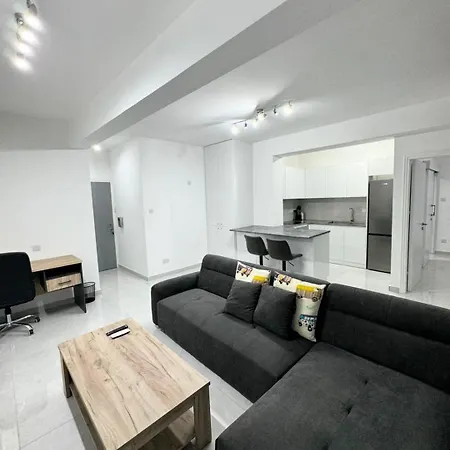 Modern One-bedroom With Balcony In Apartamento